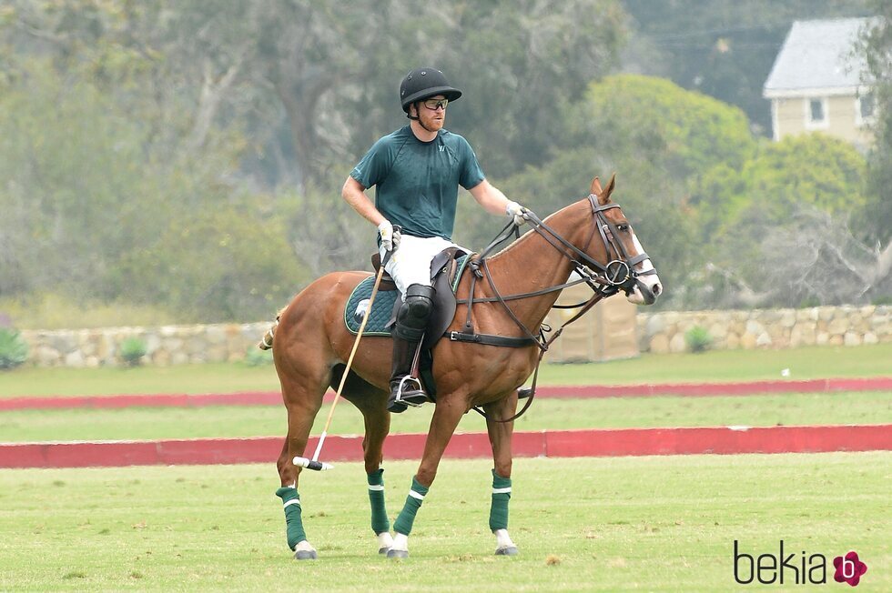 El Príncipe Harry jugando al polo tras su regreso de Reino Unido