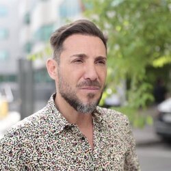 Antonio David Flores atiende a la prensa en la calle