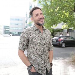 Antonio David Flores, sonriente atendiendo a la prensa