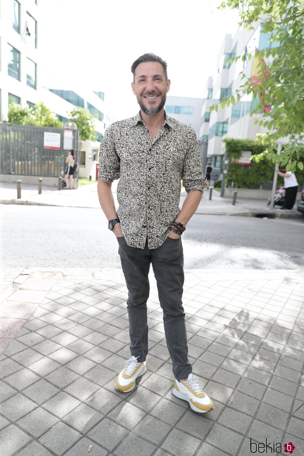Antonio David, muy alegre atendiendo a la prensa en la calle