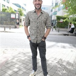 Antonio David, muy alegre atendiendo a la prensa en la calle