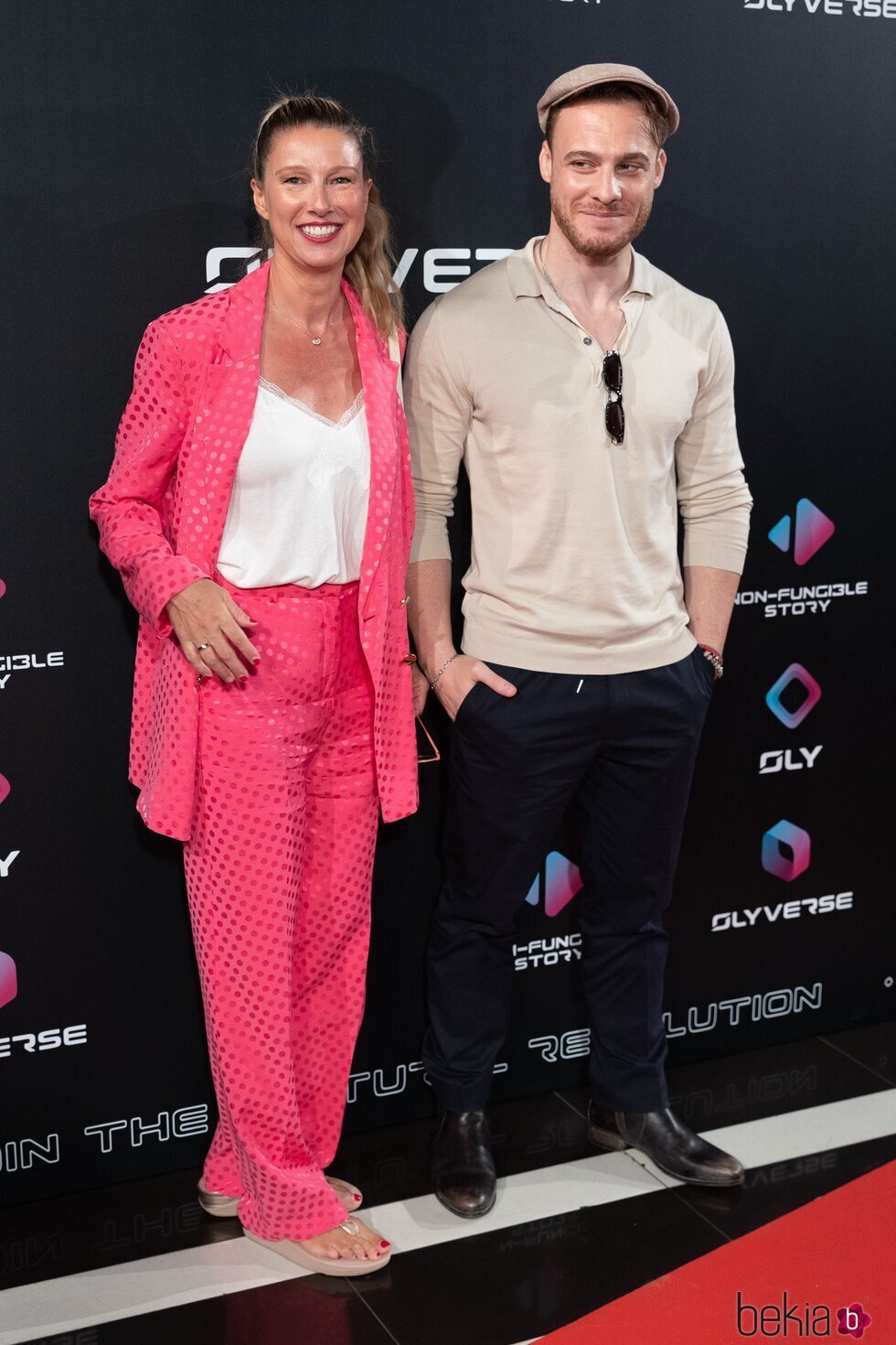 Kerem Bürsin con Anne Igartiburu posando en un evento
