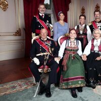 Ingrid Alexandra de Noruega con sus padrinos en su Confirmación