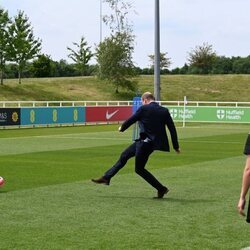 El Príncipe Guillermo chutando el balón en su visita al entrenamiento de la Selección Femenina de Fútbol de Inglaterra