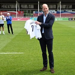 El Príncipe Guillermo con una camiseta para la Princesa Charlotte en su visita al entrenamiento de la Selección Femenina de Fútbol de Inglaterra