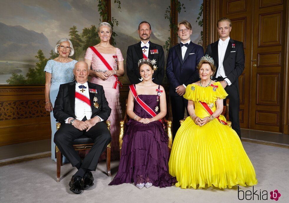 Ingrid Alexandra de Noruega en un posado con sus padres, hermanos y abuelos por la cena de gala de su 18 cumpleaños
