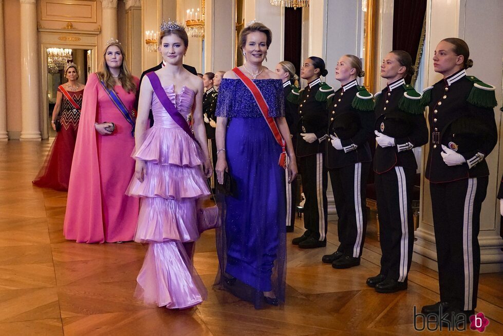 Máxima de Holanda, Amalia de Holanda, Elisabeth de Bélgica y Matilde de Bélgica en la cena de gala por el 18 cumpleaños de Ingrid Alexandra de Noruega