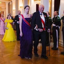 Ingrid Alexandra de Noruega con sus padres, sus hermanos y sus abuelos en la cena de gala por su 18 cumpleaños
