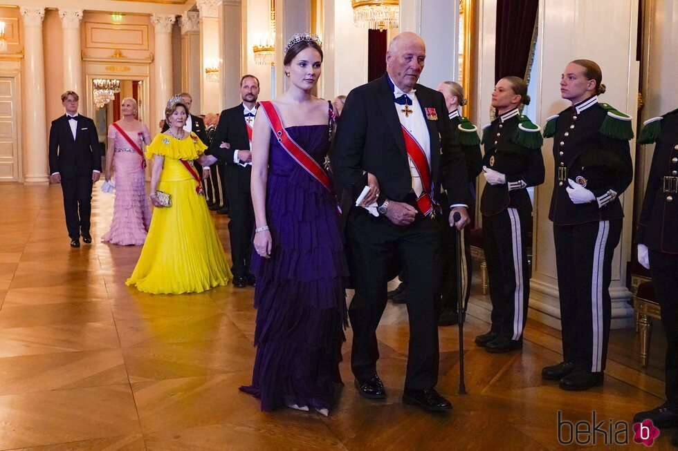 Ingrid Alexandra de Noruega con sus padres, sus hermanos y sus abuelos en la cena de gala por su 18 cumpleaños