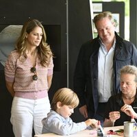 Magdalena de Suecia y Chris O'Neill con Nicolas de Suecia en su visita a Skuleberget