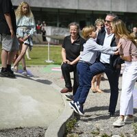 Nicolas de Suecia, muy cariñoso con sus padres en la inauguración del Discovery Park en Skuleberget