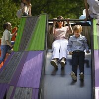 Magdalena de Suecia y Nicolas de Suecia tirándose por un tobogán en la inauguración del Discovery Park en Skuleberget