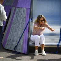Magdalena de Suecia y Nicolas de Suecia tras tirarse por un tobogán en la inauguración del Discovery Park en Skuleberget