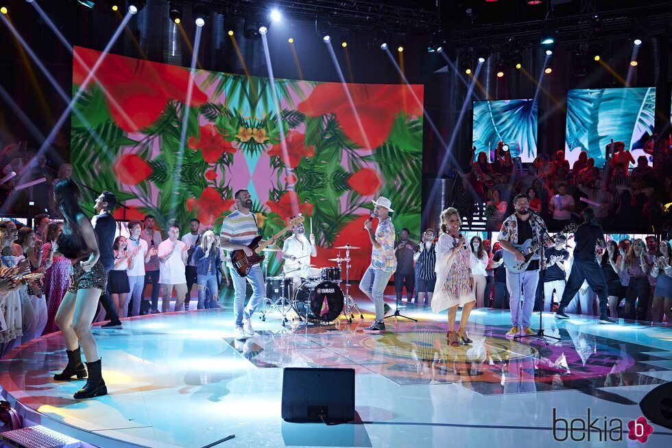 Lydia Lozano y Efecto Pasillo en el primer concierto del 'Sálvame Mediafest'