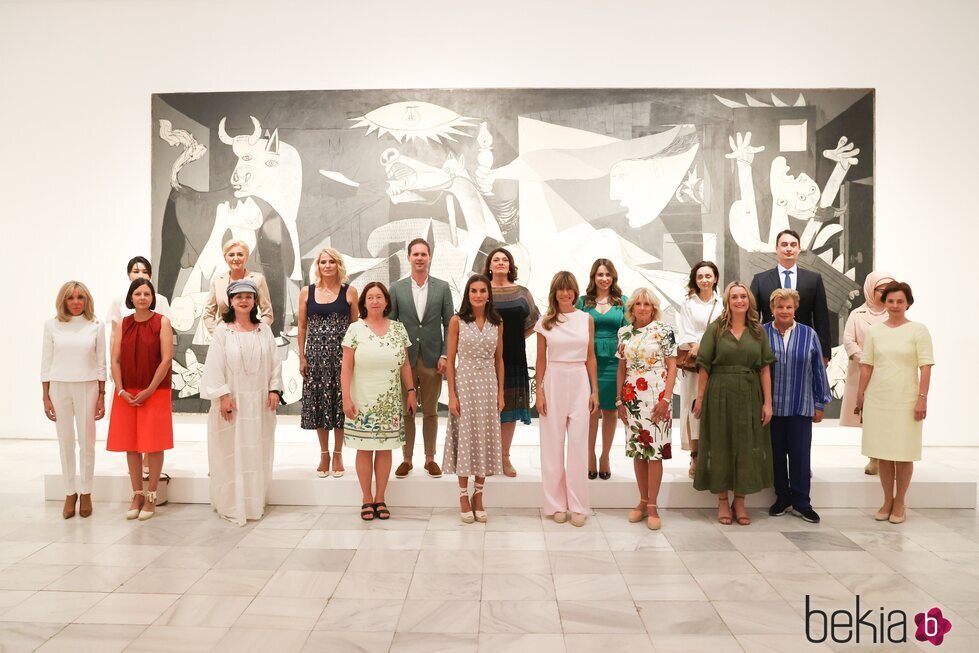 La Reina Letizia, Begoña Gómez y los y las acompañantes ante el 'Guernica' de Picasso en el Museo Reina Sofía