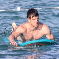 Miguel Bernardeau practicando surf en Ibiza