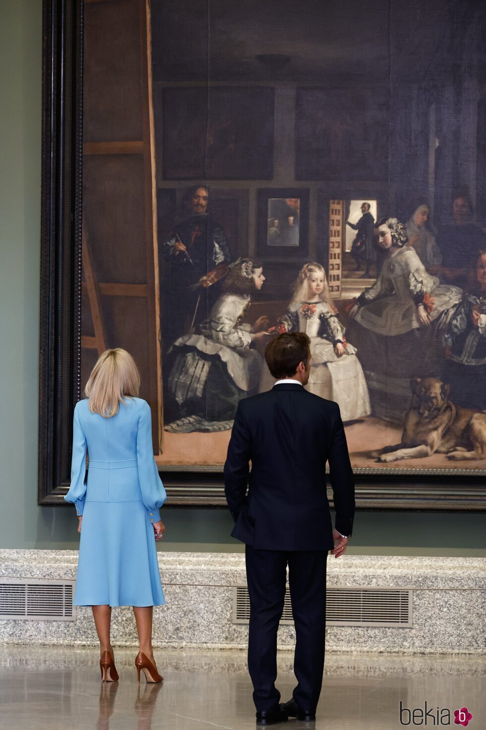 Emmanuel y Brigitte Macron admirando 'Las Meninas' en una visita al Museo del Prado por la Cumbre de la OTAN en Madrid