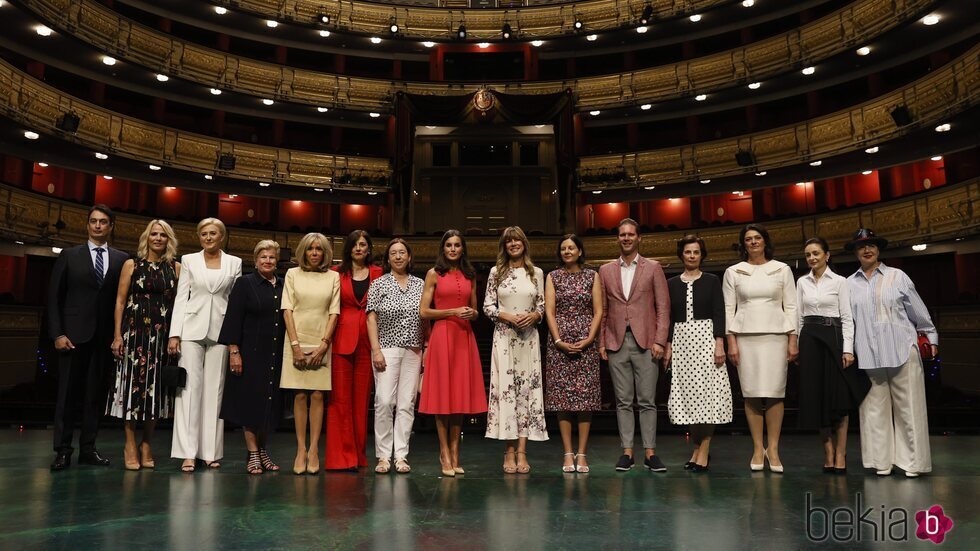 La Reina Letizia, Begoña Gómez y las y los acompañantes en el Teatro Real por la Cumbre de la OTAN en Madrid