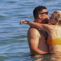 Ronaldo Nazario, en actitud cariñosa con su novia en Ibiza