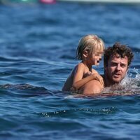 Aldo Comas con su hijo en Ibiza