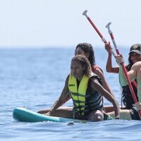 David Guetta haciendo paddle surf con algunas amigas en Ibiza