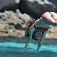 Laura Matamoros tirándose de cabeza en el mar de Ibiza