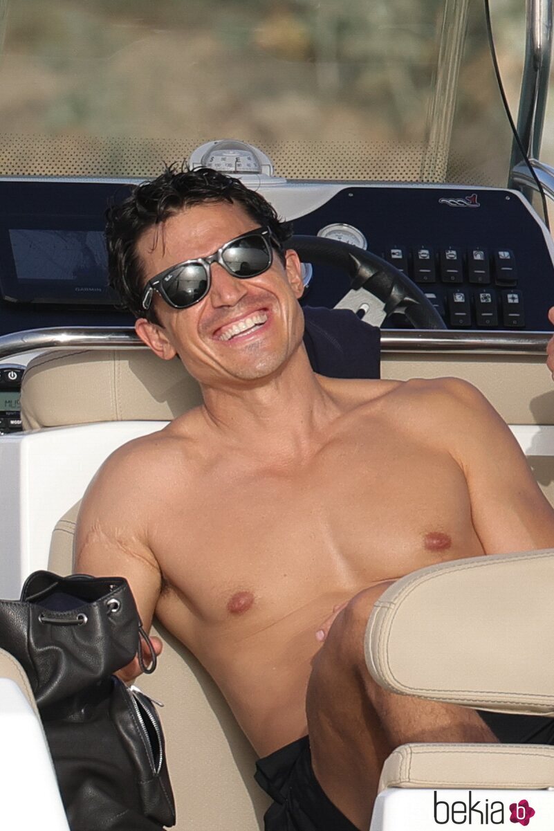 Álex González, muy feliz en Ibiza