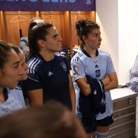 La Infanta Sofía hablando con las jugadoras de la selección española de fútbol femenino tras el partido de la UEFA Women's Euro 2022