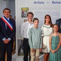Joaquín y Marie de Dinamarca con los Príncipes Félix, Henrik y Athena de Dinamarca en una exposición sobre Margarita de Dinamarca en Cahors