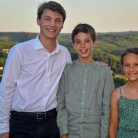 Félix, Henrik y Athena de Dinamarca en una exposición sobre Margarita de Dinamarca en Cahors