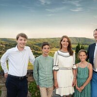 Joaquín y Marie de Dinamarca, Félix, Henrik y Athena de Dinamarca en un posado de verano en Cahors
