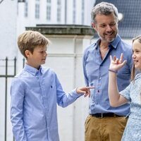 Federico de Dinamarca y sus hijos Vincent y Josephine de Dinamarca en la Gråsten Ringriderforenings en Graasten Slot