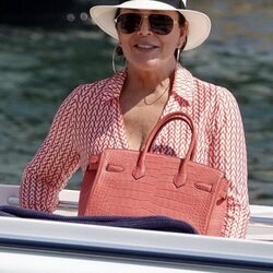 Kris Jenner en una barca en Saint-Tropez
