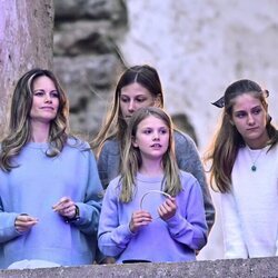 Sofia de Suecia, Estelle de Suecia y Chloé y Anäis Sommerlath en un concierto en las ruinas del Castillo de Borgholm