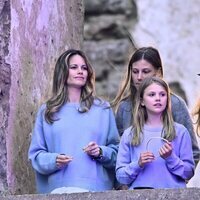Sofia de Suecia, Estelle de Suecia y Chloé y Anäis Sommerlath en un concierto en las ruinas del Castillo de Borgholm