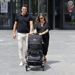 Ion Aramendi y María Amores salen del hospital con su hija Marieta