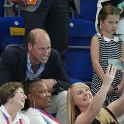 El Príncipe Guillermo se hace un selfie ante la mirada de la Princesa Charlotte en una competición de natación en los Juegos de la Commonwealth 2022