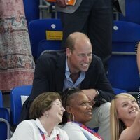 El Príncipe Guillermo se hace un selfie ante la mirada de la Princesa Charlotte en una competición de natación en los Juegos de la Commonwealth 2022