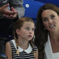 Kate Middleton y la Princesa Charlotte en una competición de natación en los Juegos de la Commonwealth 2022