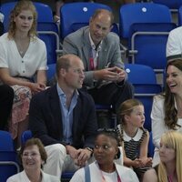 El Príncipe Guillermo y Kate Middleton, la Princesa Charlotte, el Príncipe Eduardo y Lady Louise en una competición de natación en los Juegos de la Commonw