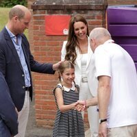 La Princesa Charlotte saludando en presencia del Príncipe Guillermo y Kate Middleton en SportsAid House