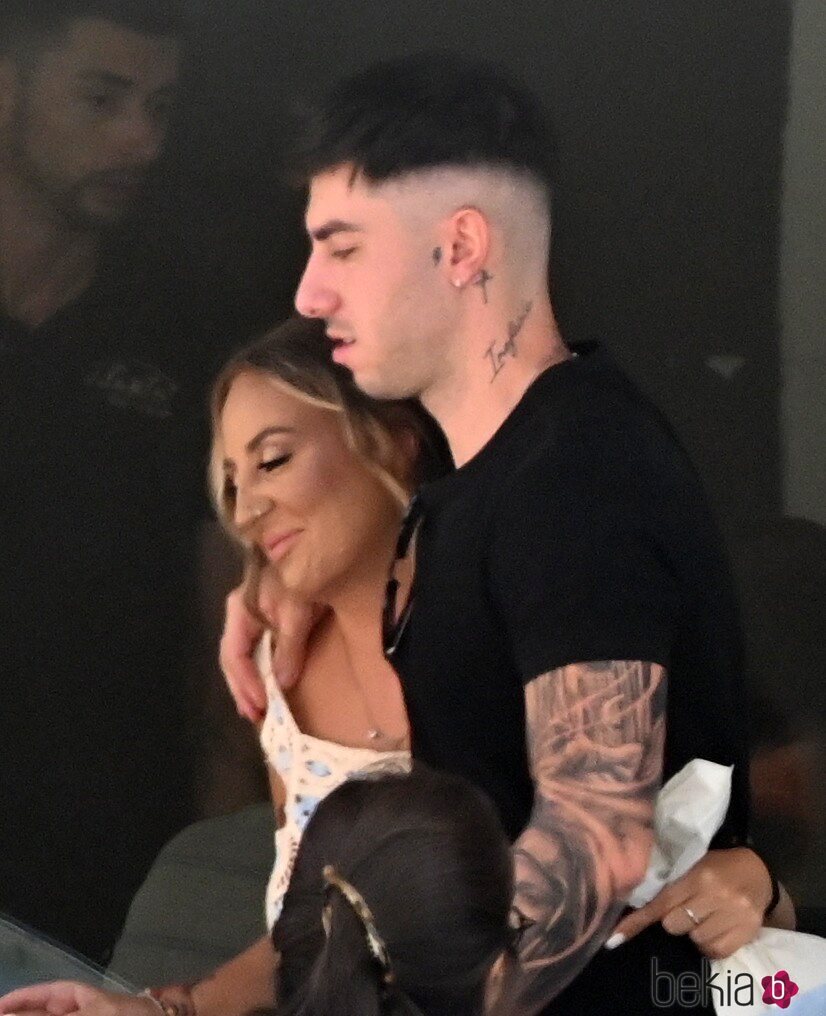 Rocío Flores y Manuel Bedmar, cariñosos en un bar de Marbella