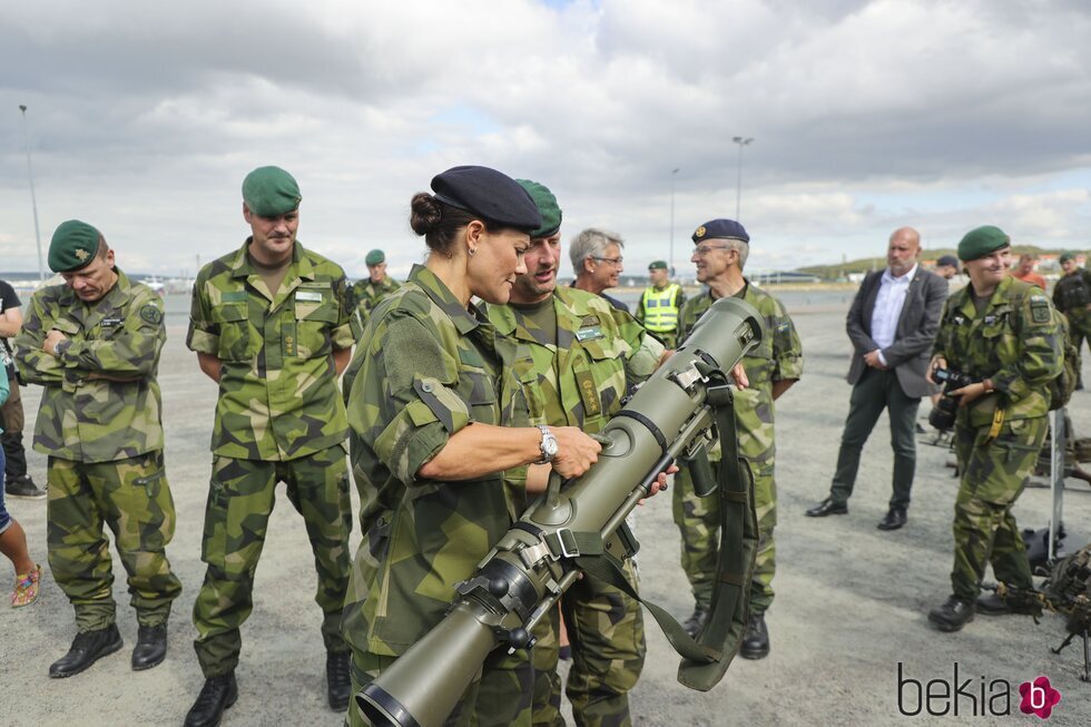 La Princesa Victoria de Suecia durante una visita militar
