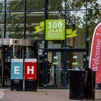 Amalia de Holanda ante la Universidad de Amsterdam en la que estudia