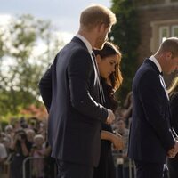 El Príncipe Harry, Meghan Markle, Kate Middleton y el Príncipe Guillermo ante las ofrendas florales en Windsor por la Reina Isabel II