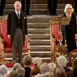 La Reina Camilla canta el Himno de Reino Unido ante el Rey Carlos tras el primer discurso de Carlos III en el Parlamento