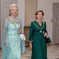 Benedicta de Dinamarca y Ana María de Grecia en la cena de gala por el 50 aniversario de reinado de Margarita de Dinamarca