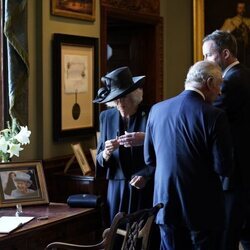 El Rey Carlos III con la Reina Camilla teniendo problemas con la pluma estilográfica