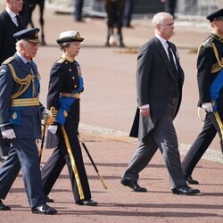 El Rey Carlos III, la Princesa Ana y los Príncipes Andrés y Eduardo acompañan al féretro de Isabel II