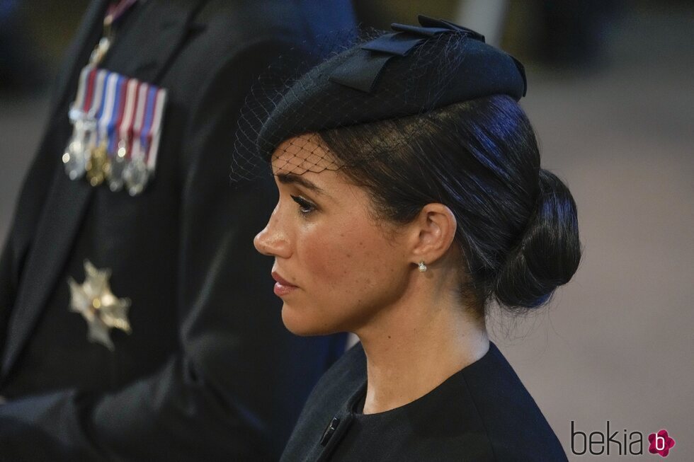 Meghan Markle con unos pendientes de la Reina Isabel II